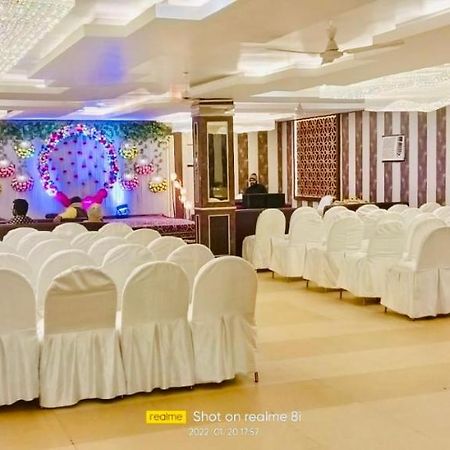 Hotel Pradeep Palace 고라크푸르 외부 사진
