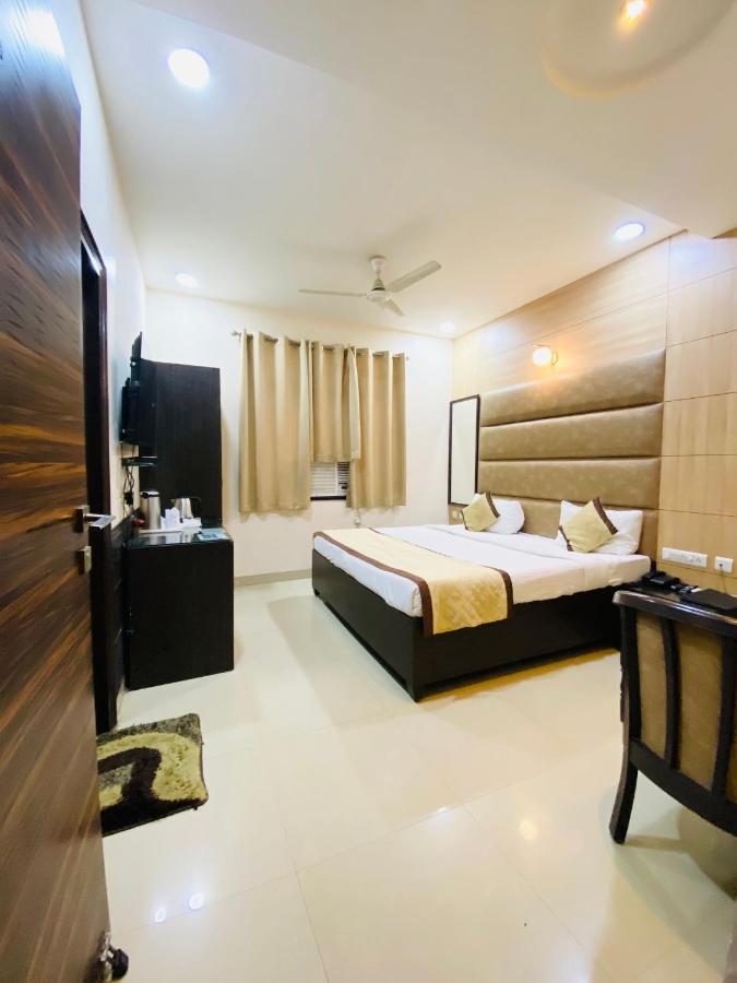 Hotel Pradeep Palace 고라크푸르 외부 사진