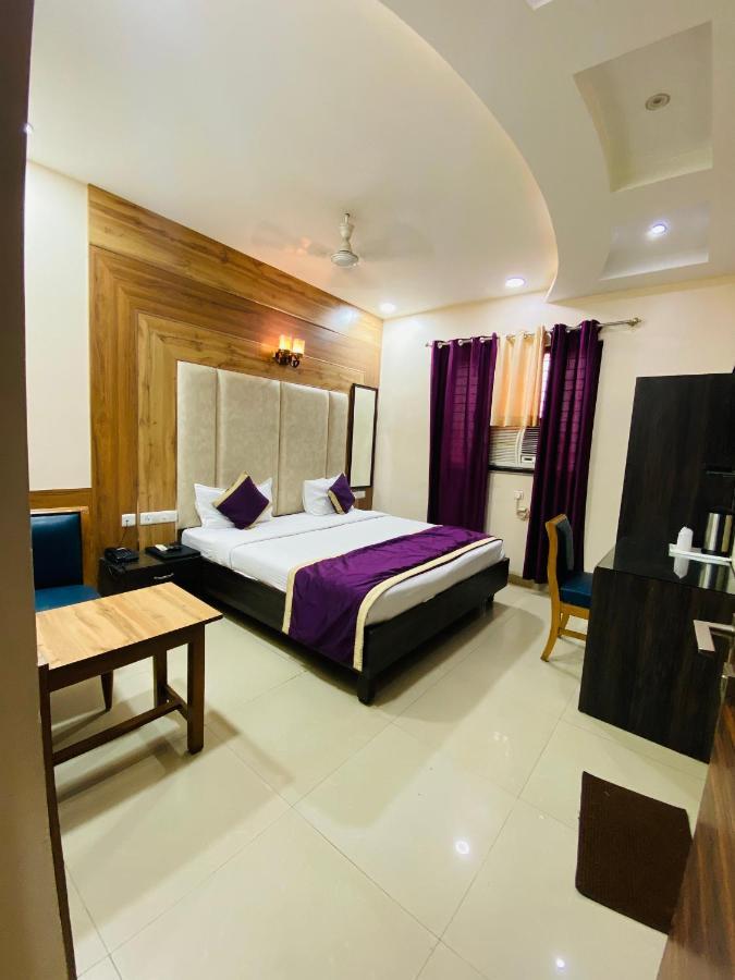 Hotel Pradeep Palace 고라크푸르 외부 사진
