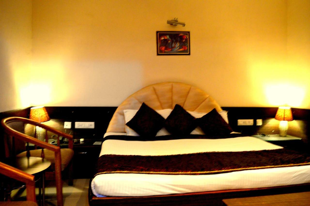 Hotel Pradeep Palace 고라크푸르 객실 사진